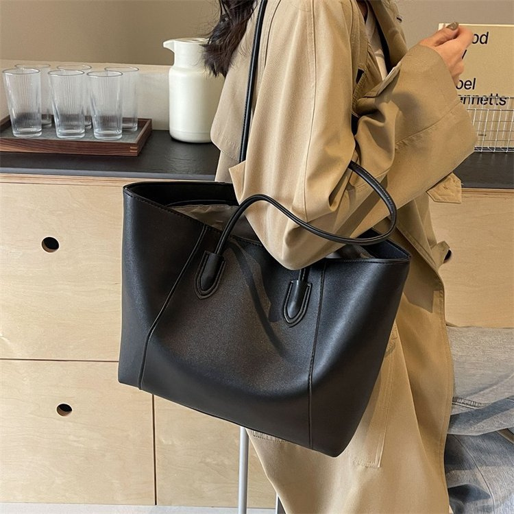 Wholesale Large Capacity Commuter Autumn/Winter Versatile Simple Shoulder Bags